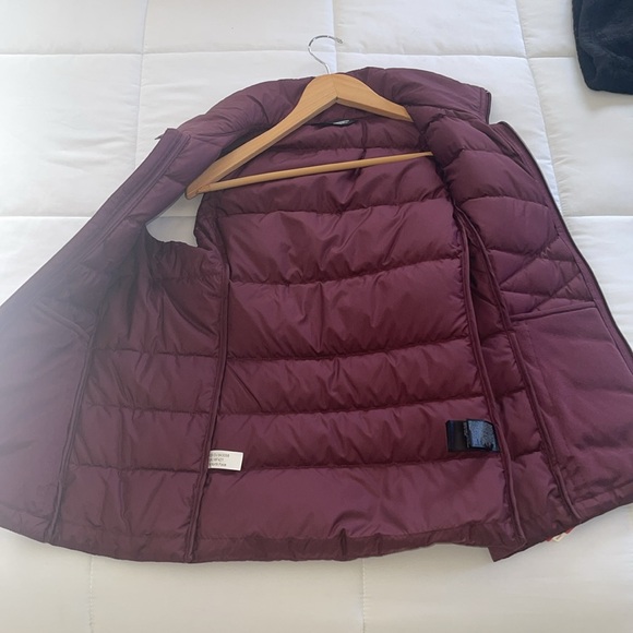 The North Face Women's Burgundy Puffer Vest 550 and cozy pants   size S - Picture 4 of 7